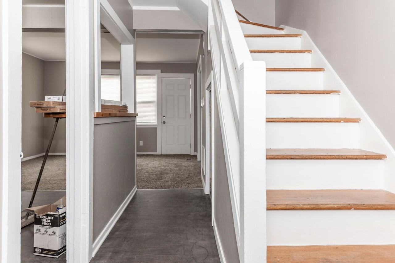 733 W 1st St - Photo 2 of 11