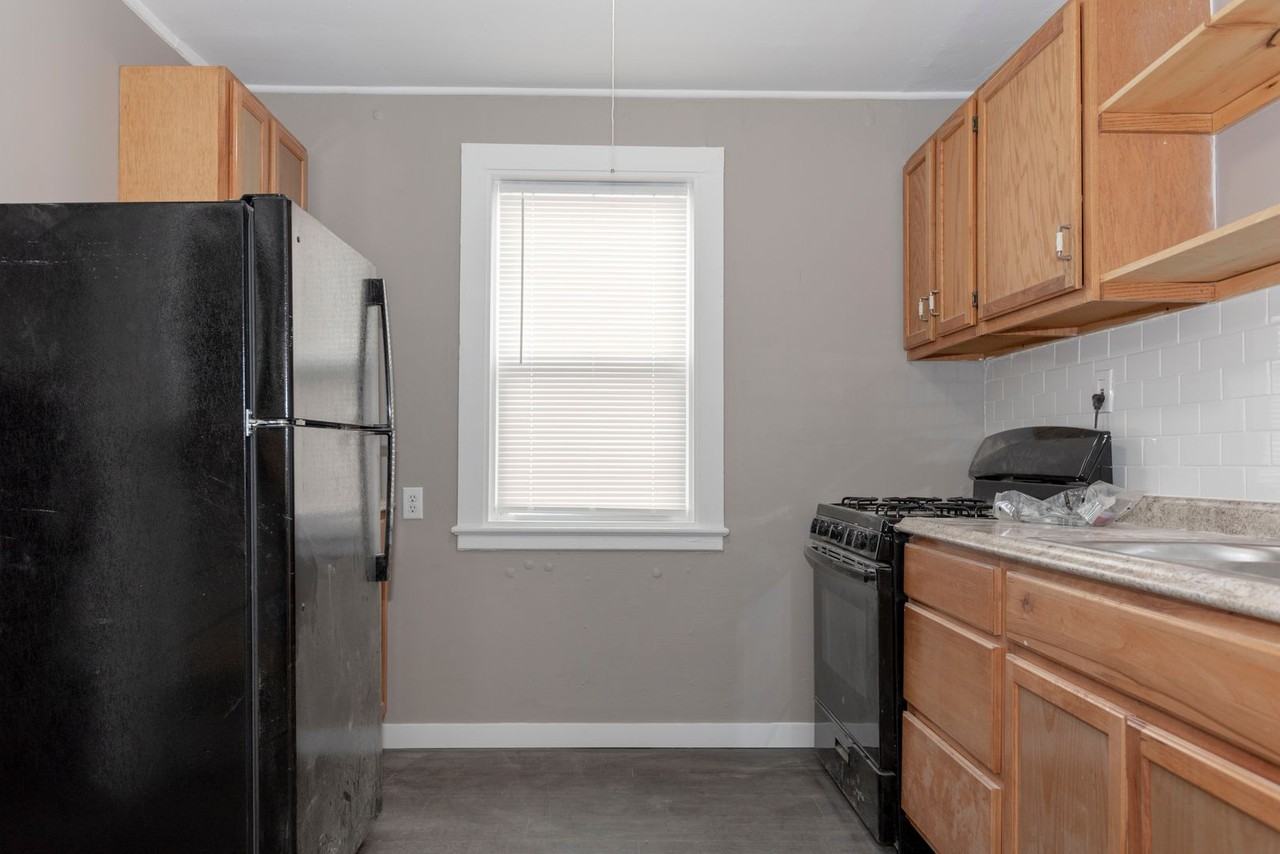 733 W 1st St - Photo 4 of 11