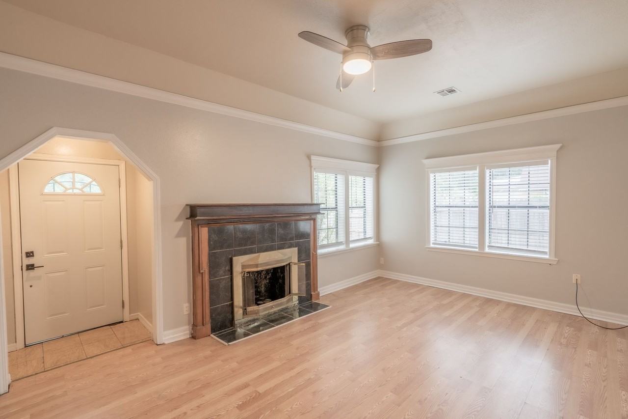 233 E Young Pl - Photo 3 of 20