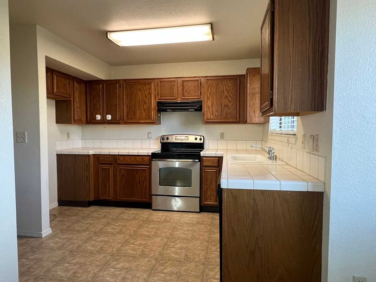 1180 Mill Creek Cir - Photo 3 of 19