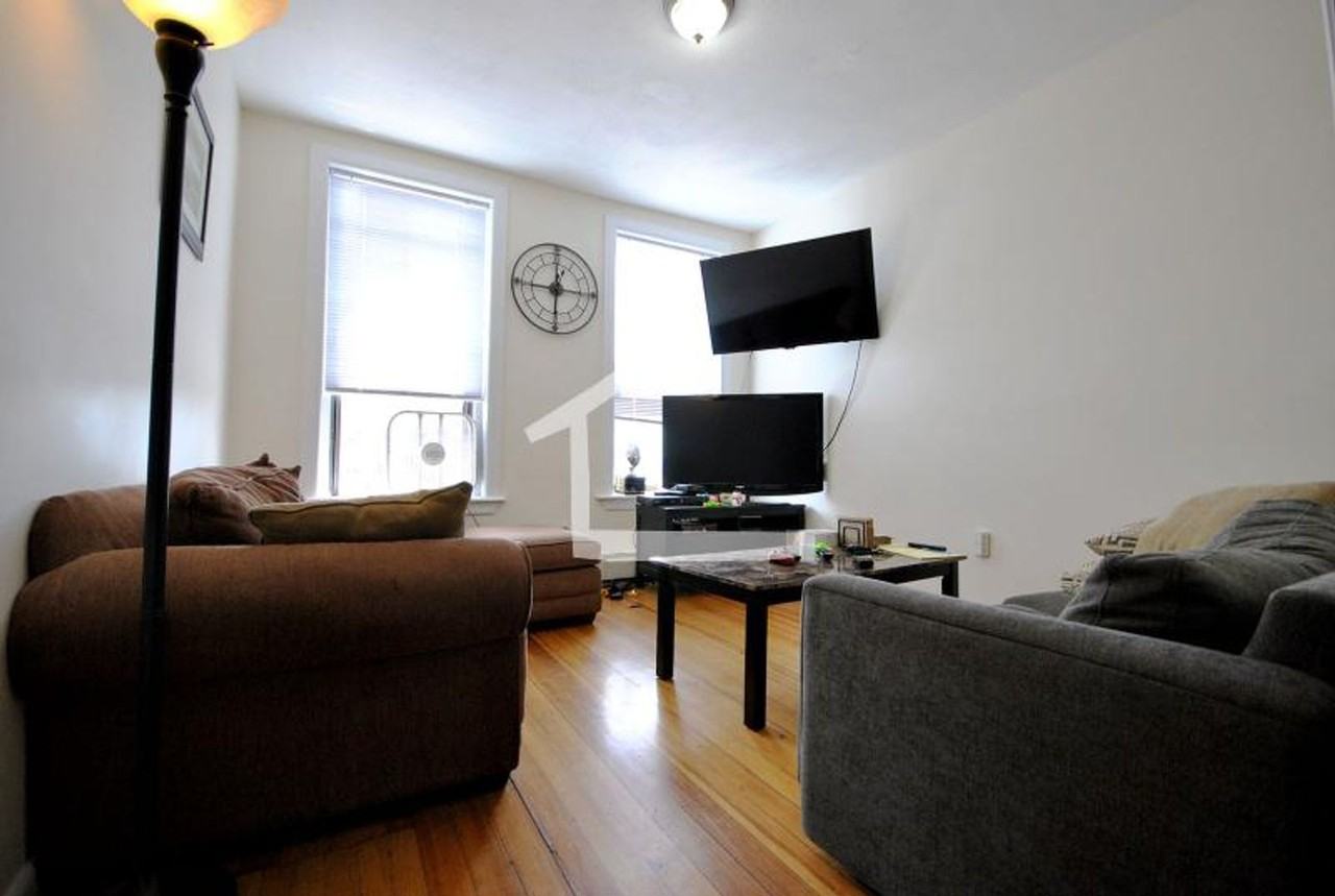 1970 Beacon St - Photo 4 of 8