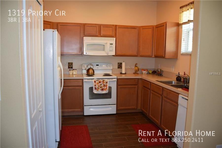 1319 Priory Cir - Photo 3 of 24