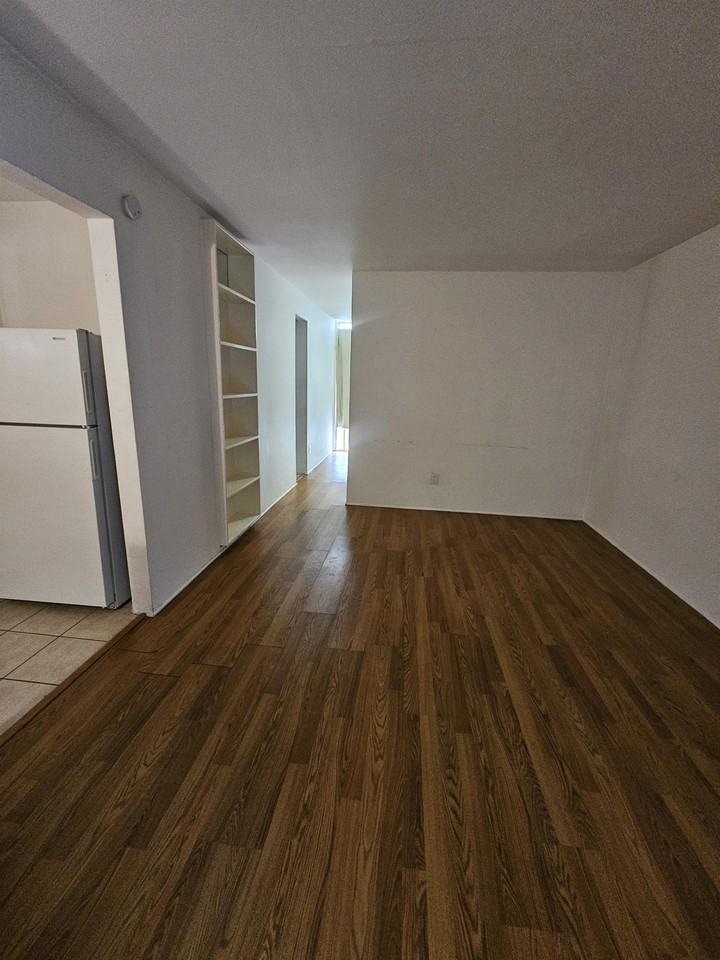 Hawthorne Street 425 - Photo 2 of 5