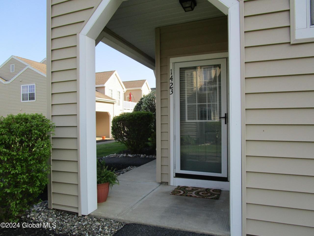1423 Hampton Place Blvd - Photo 2 of 20