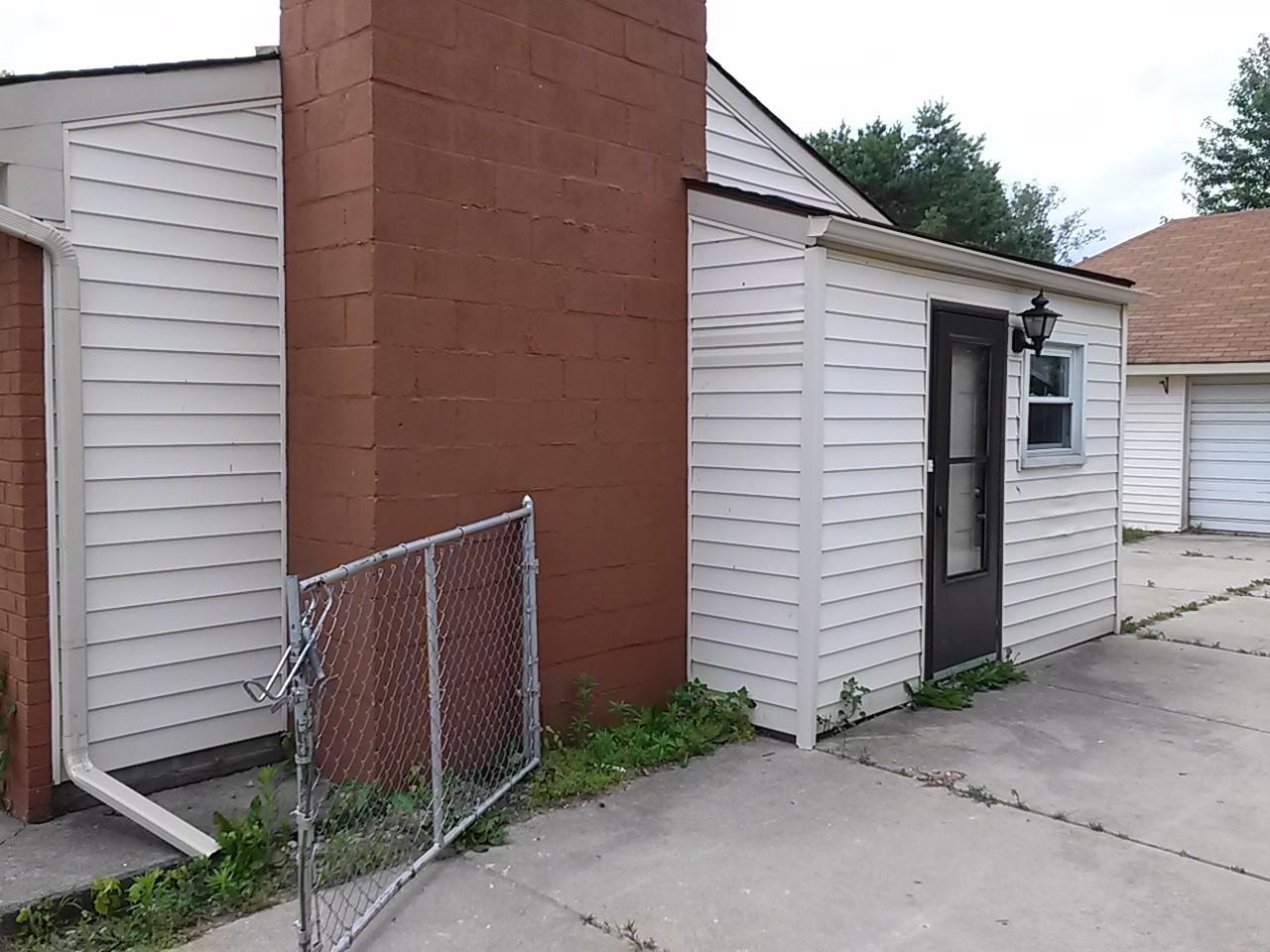 15844 Springhill St - Photo 2 of 12