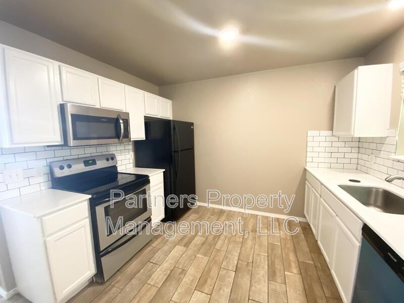 1526 N Addington Ave - Photo 3 of 14