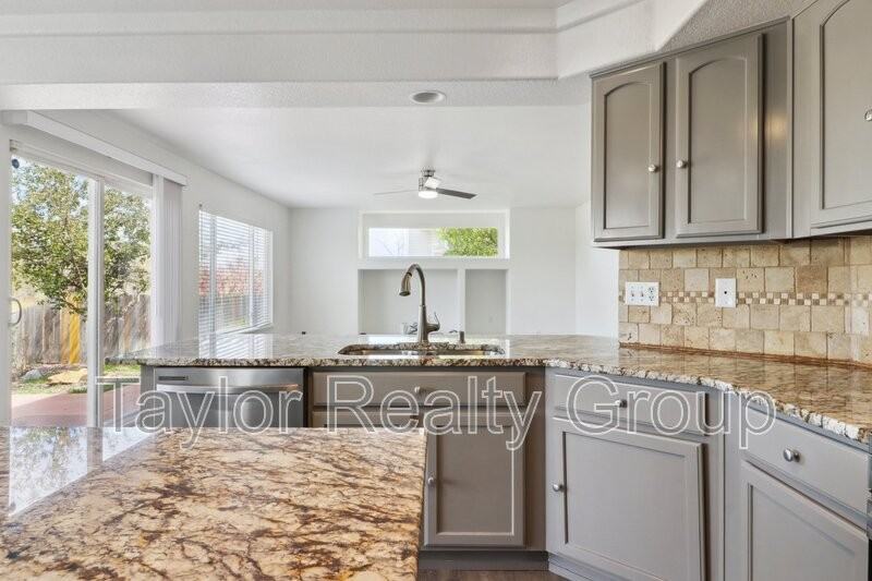 20875 E 49th Ave - Photo 3 of 25