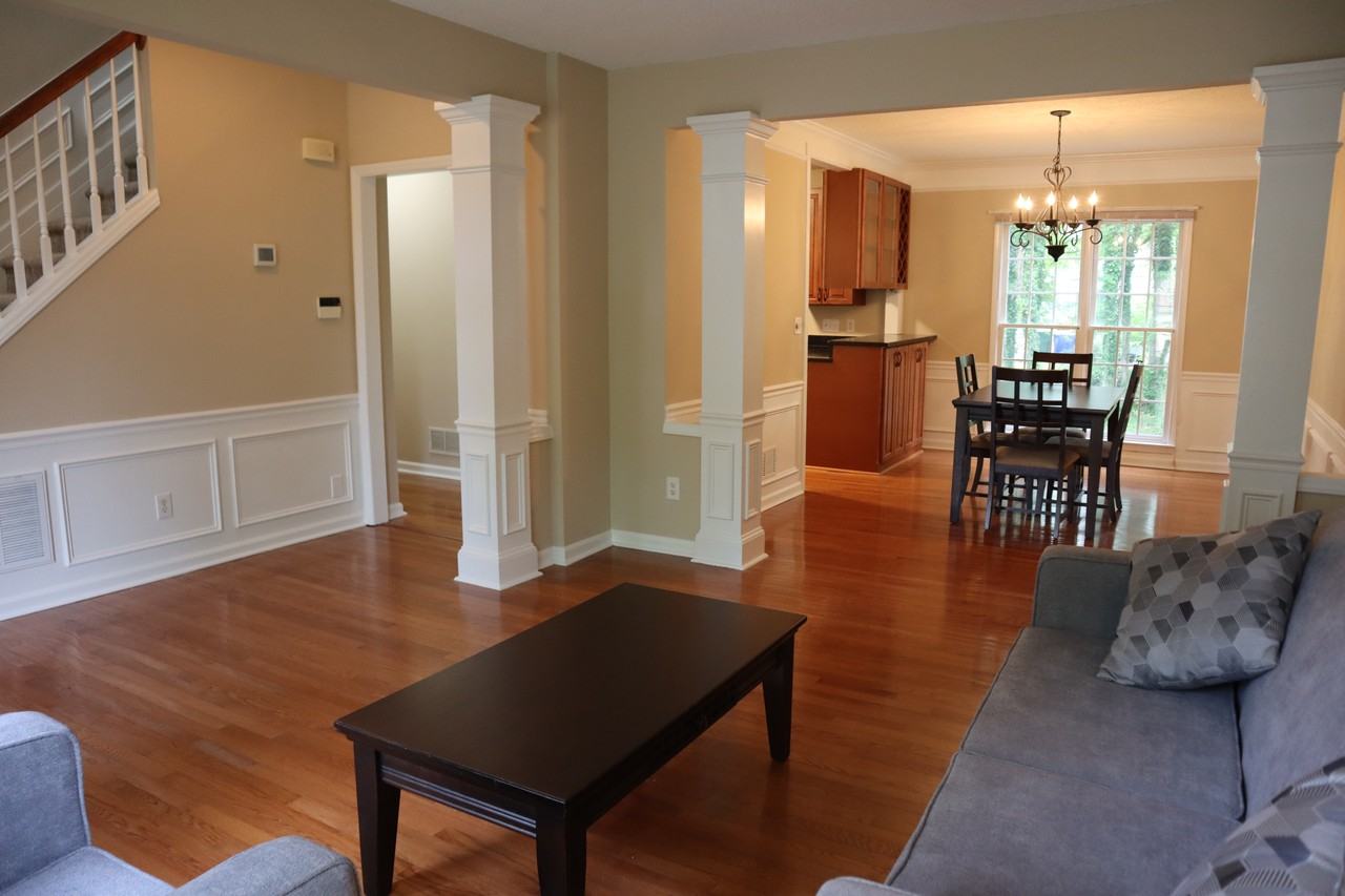4905 Bridgewood Dr - Photo 2 of 5