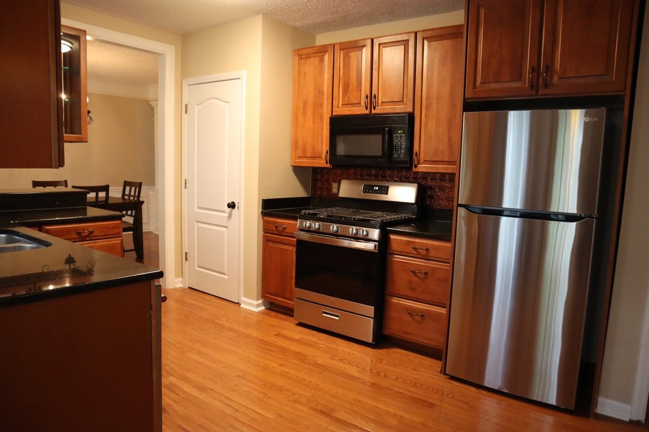 4905 Bridgewood Dr - Photo 3 of 5