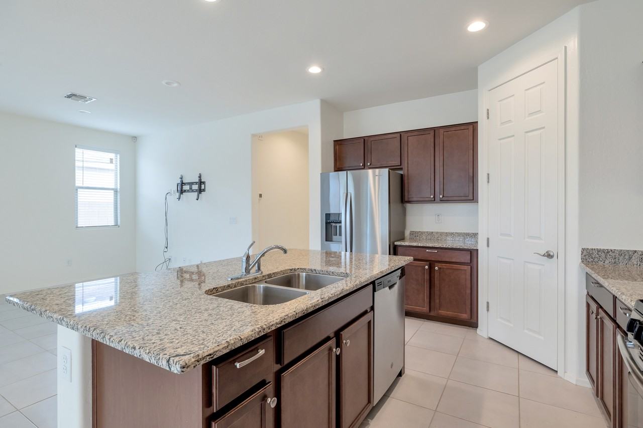16614 W Shangri La Rd - Photo 6 of 15