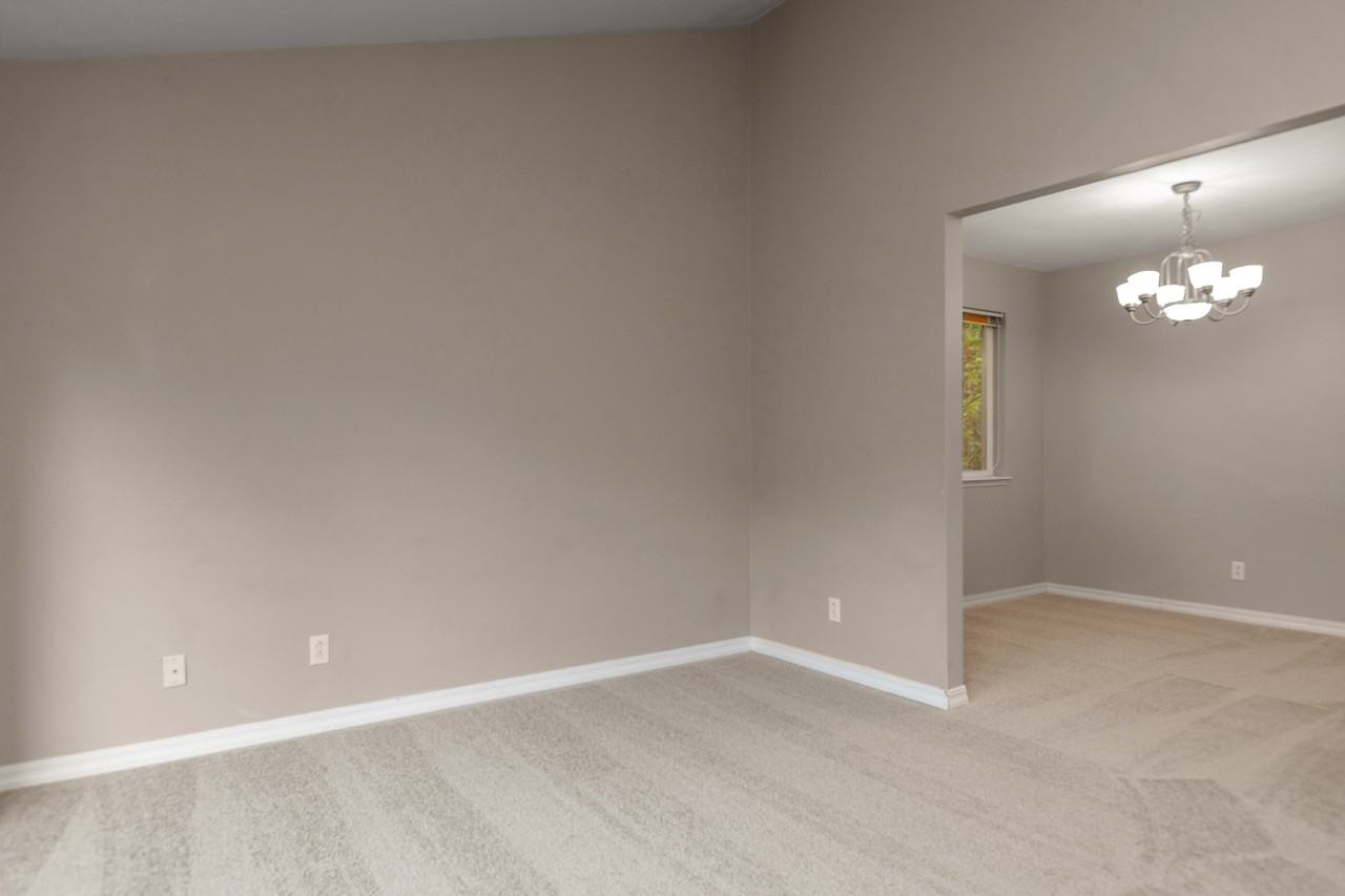 955 Ne Winston Dr - Photo 2 of 35