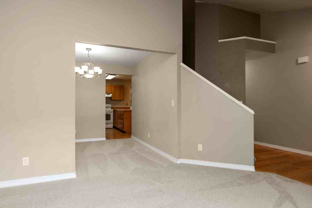 955 Ne Winston Dr - Photo 3 of 35