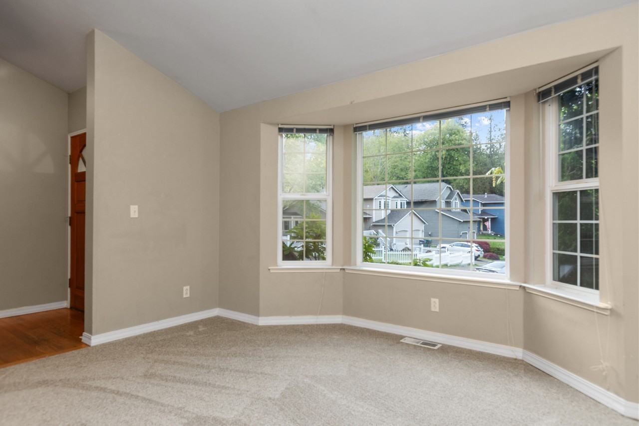 955 Ne Winston Dr - Photo 4 of 35