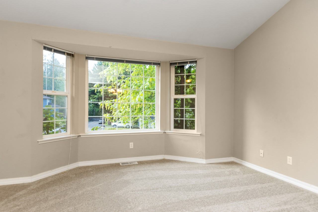 955 Ne Winston Dr - Photo 5 of 35