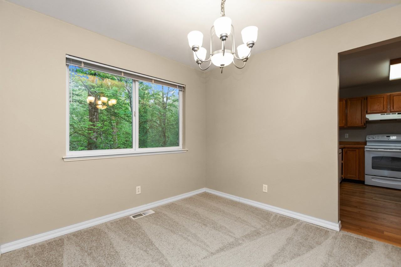 955 Ne Winston Dr - Photo 6 of 35