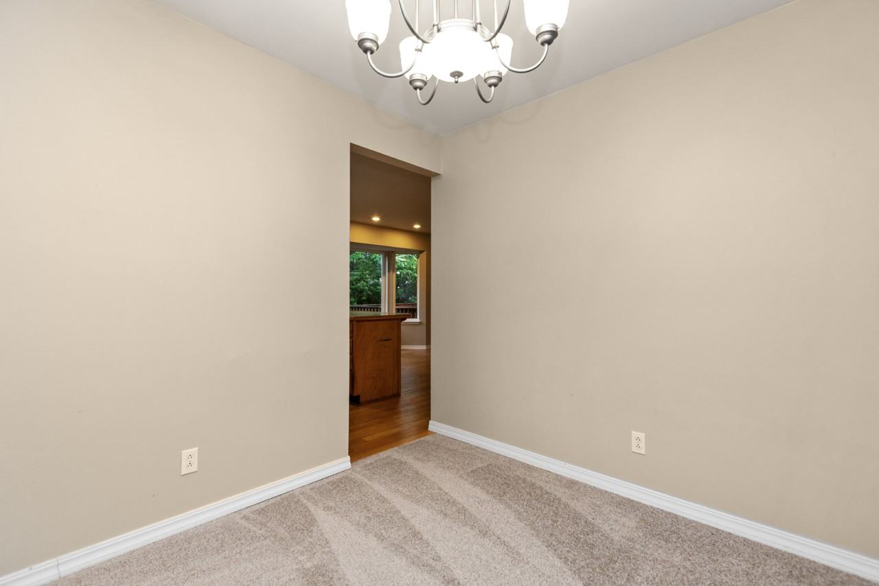 955 Ne Winston Dr - Photo 7 of 35