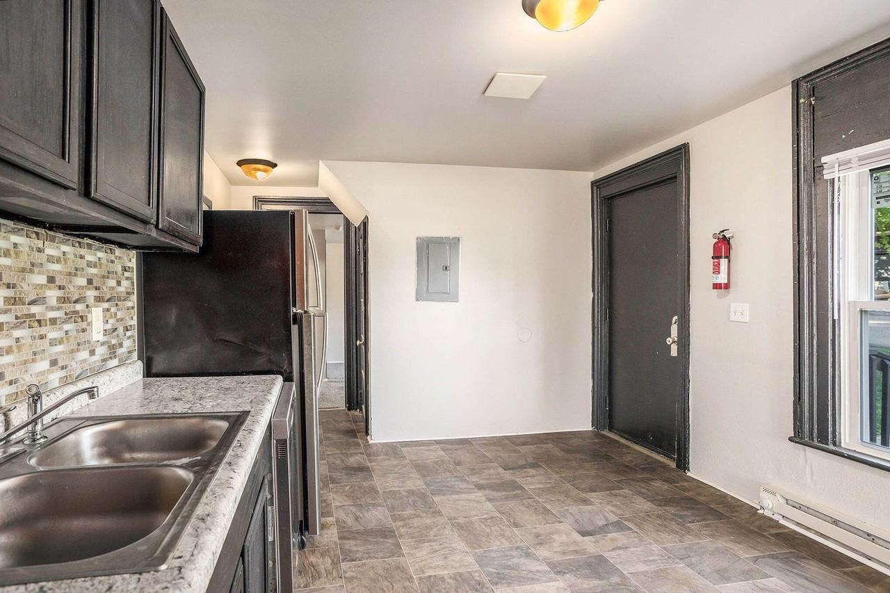 75 Fountain St W - Photo 2 of 11