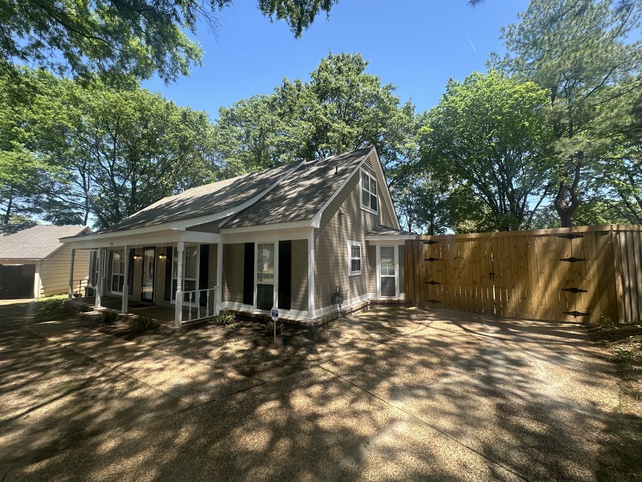 4742 Roswell Dr - Photo 2 of 25