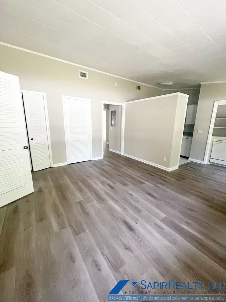 1055 Pine St Ne - Photo 2 of 12