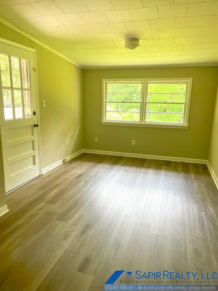 1055 Pine St Ne - Photo 3 of 12