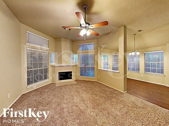 1925 Shenandoah Ln - Photo 3 of 12