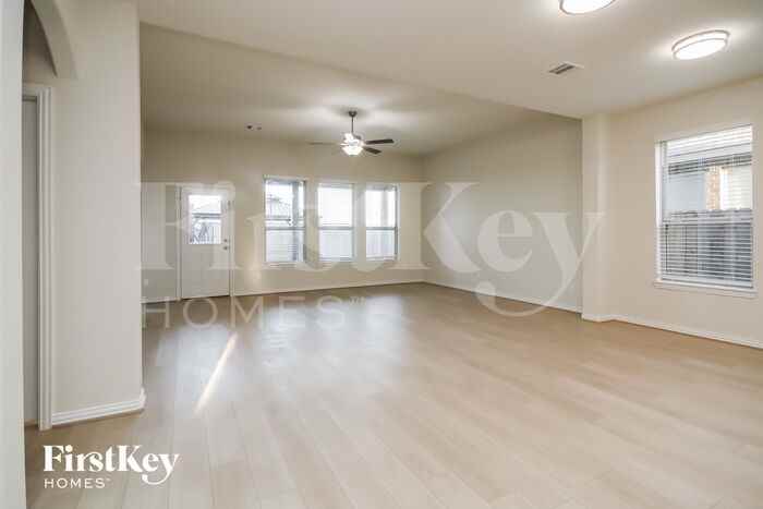 2826 Torrey Pines Dr - Photo 3 of 15