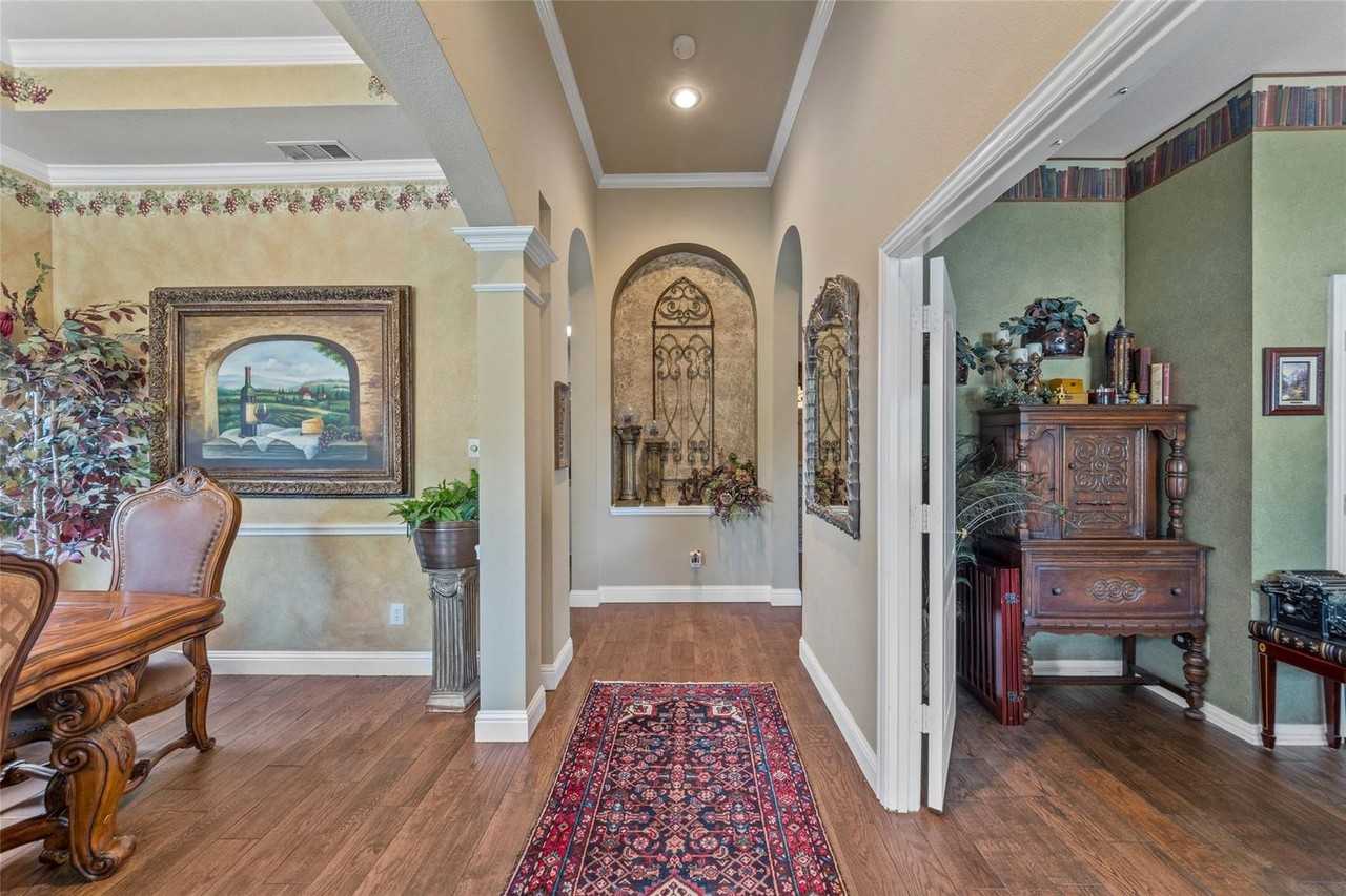 812 Carolyn Ln - Photo 2 of 34