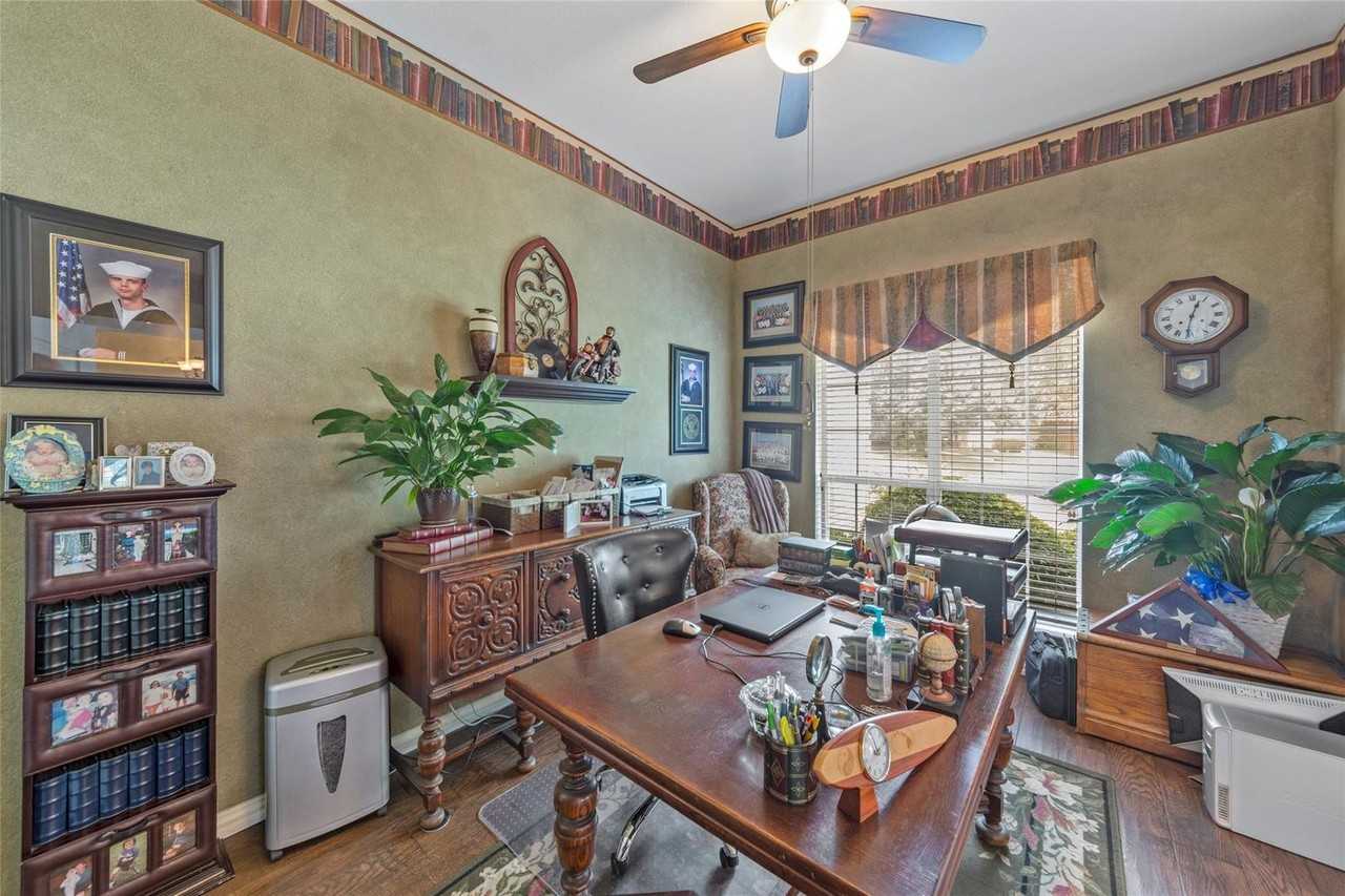 812 Carolyn Ln - Photo 3 of 34