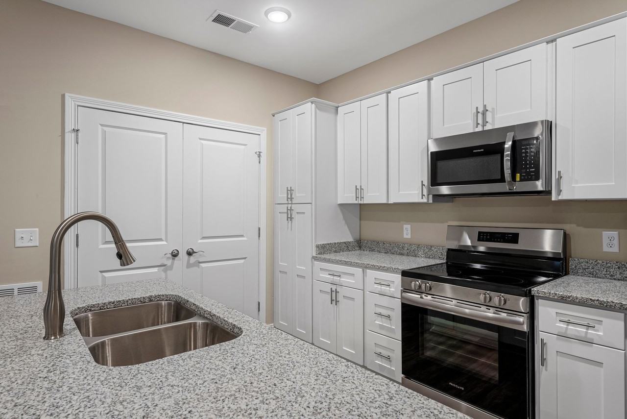 Franklin Oaks Apartments - Photo 6 of 14