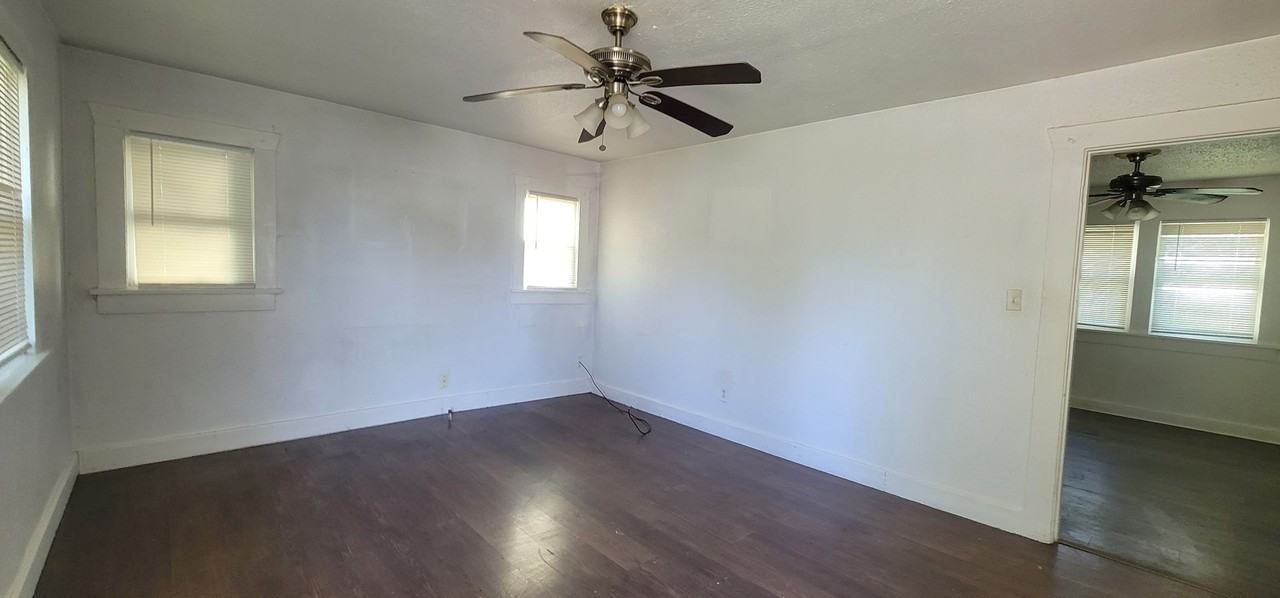 2306 Sw 5th Ave - Photo 2 of 5