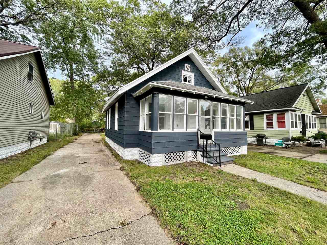 884 Emerson Ave - Photo 2 of 15