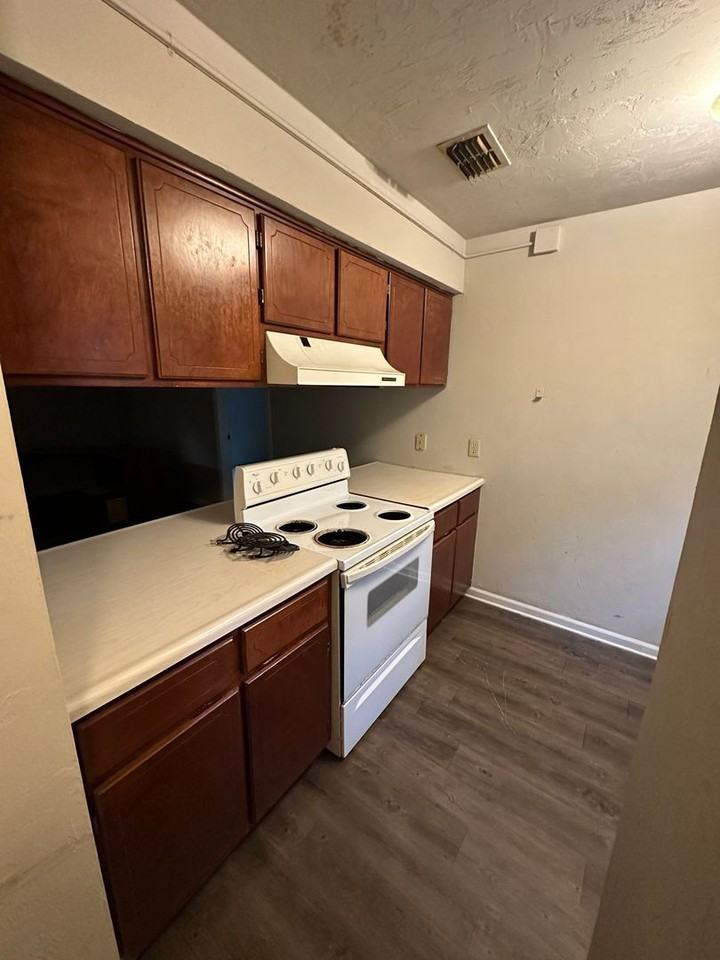 2320 Sylvan Ct - Photo 4 of 12