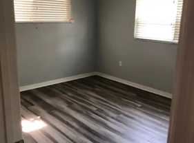 Fantastic 1/1 unit in central Sarasota, near 41 and beaches! - Photo 1 of 1