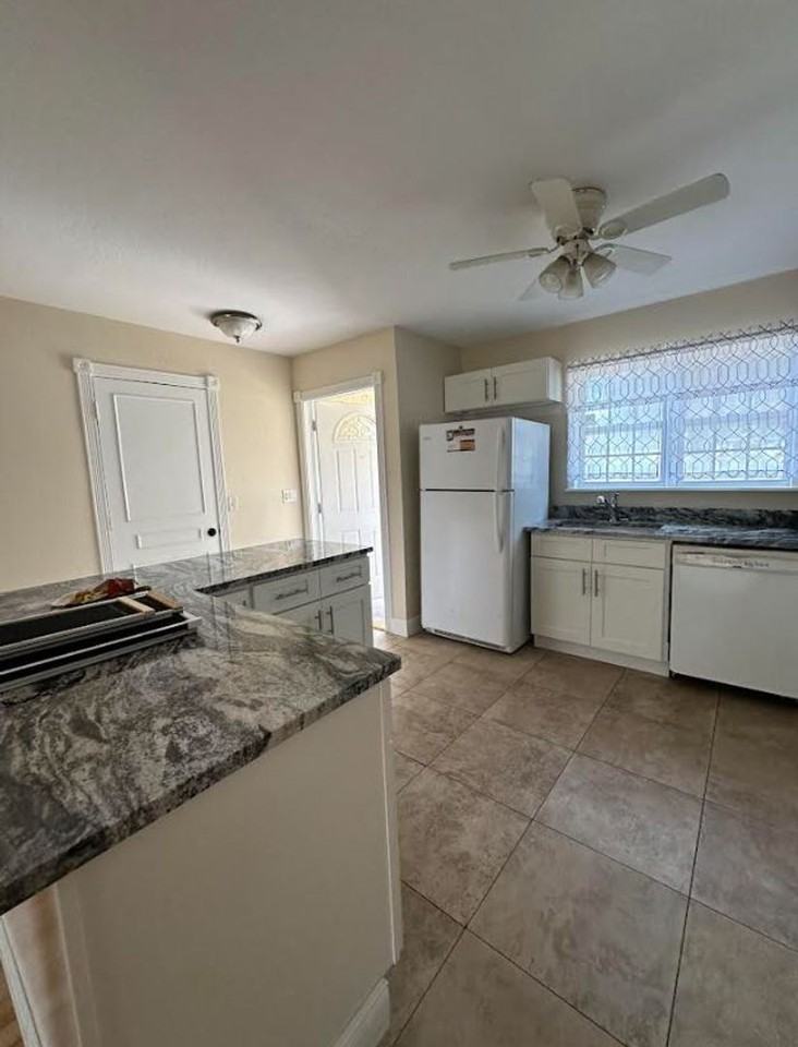 1662 Se Collette Ct - Photo 2 of 12