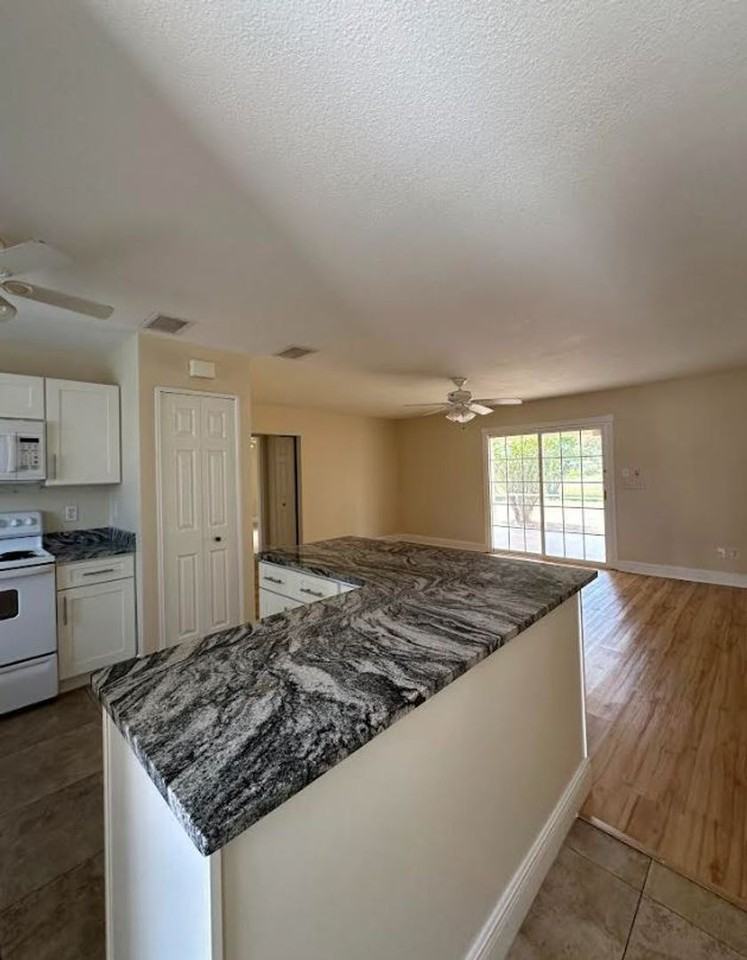 1662 Se Collette Ct - Photo 3 of 12