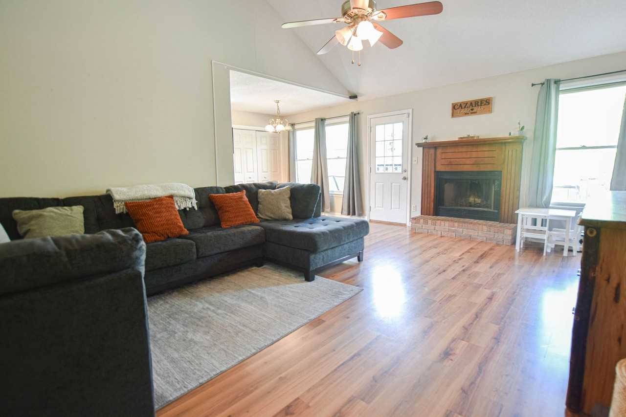 204 Windmeade Cir - Photo 2 of 14