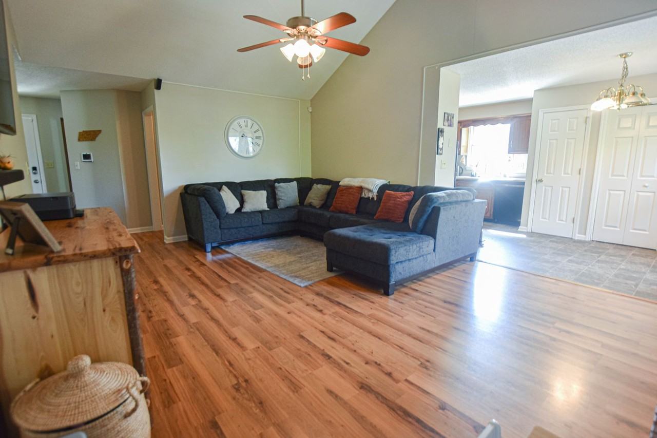 204 Windmeade Cir - Photo 3 of 14