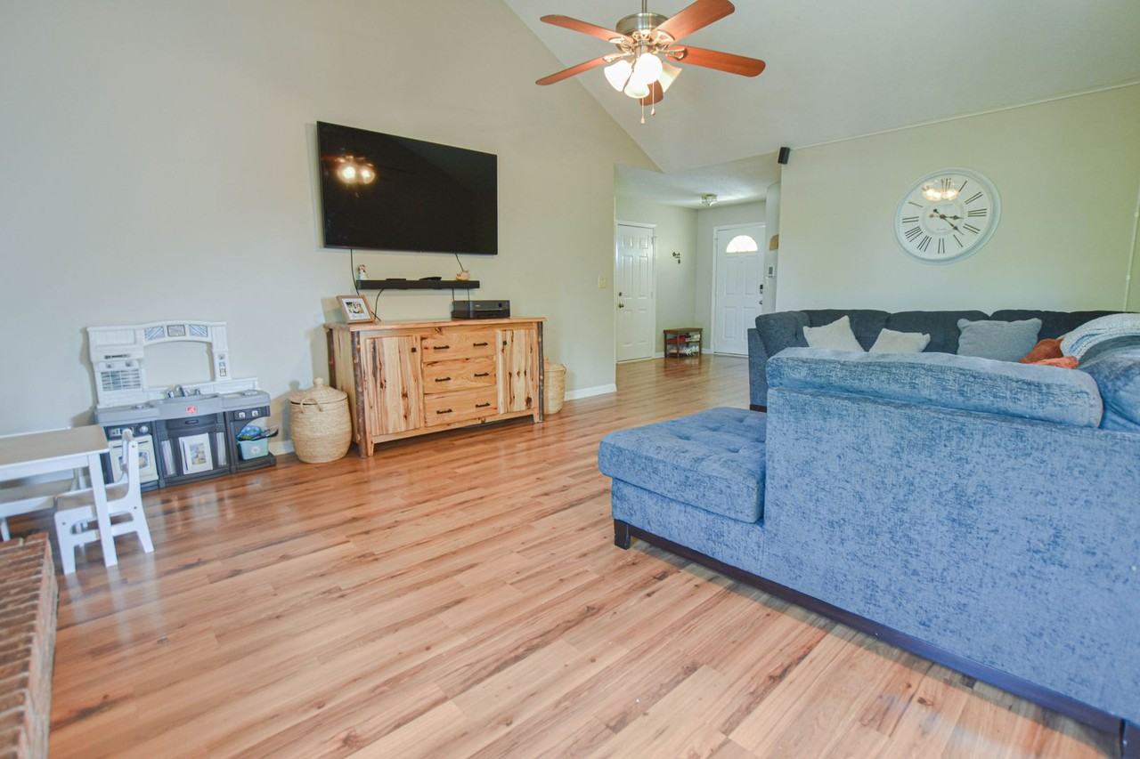 204 Windmeade Cir - Photo 4 of 14
