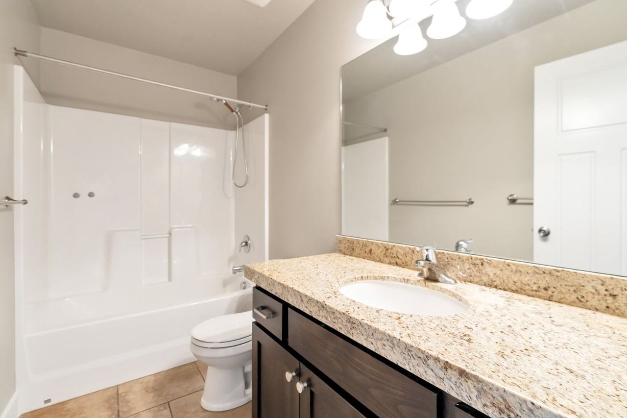 2494 S Laurel St - Photo 5 of 15
