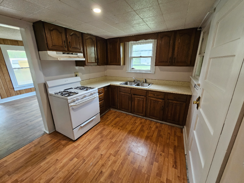 512 S Wald Ave - Photo 2 of 10