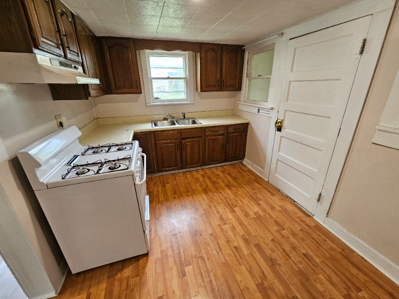 512 S Wald Ave - Photo 3 of 10