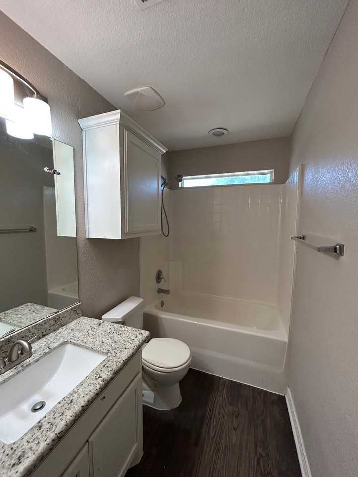 2507 Pascal Ct #B - Photo 3 of 12