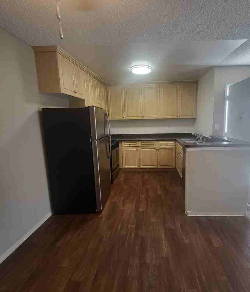 652 Moss St - Photo 2 of 34