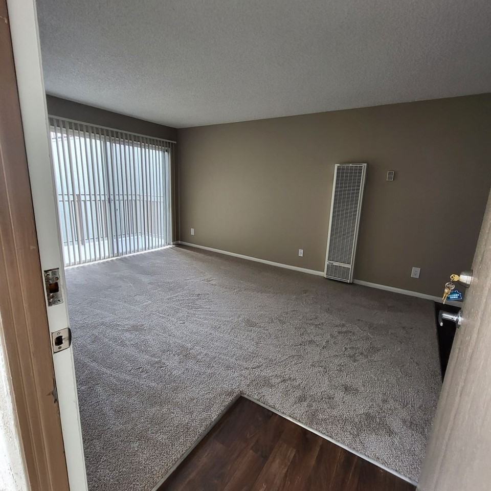 652 Moss St - Photo 4 of 34