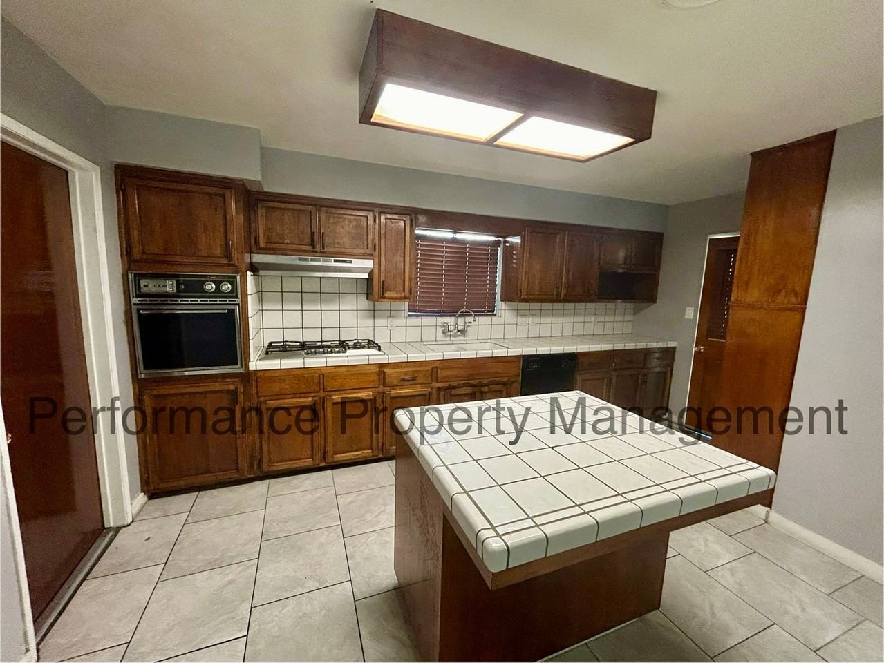 2401 Sherwood Ave - Photo 4 of 16