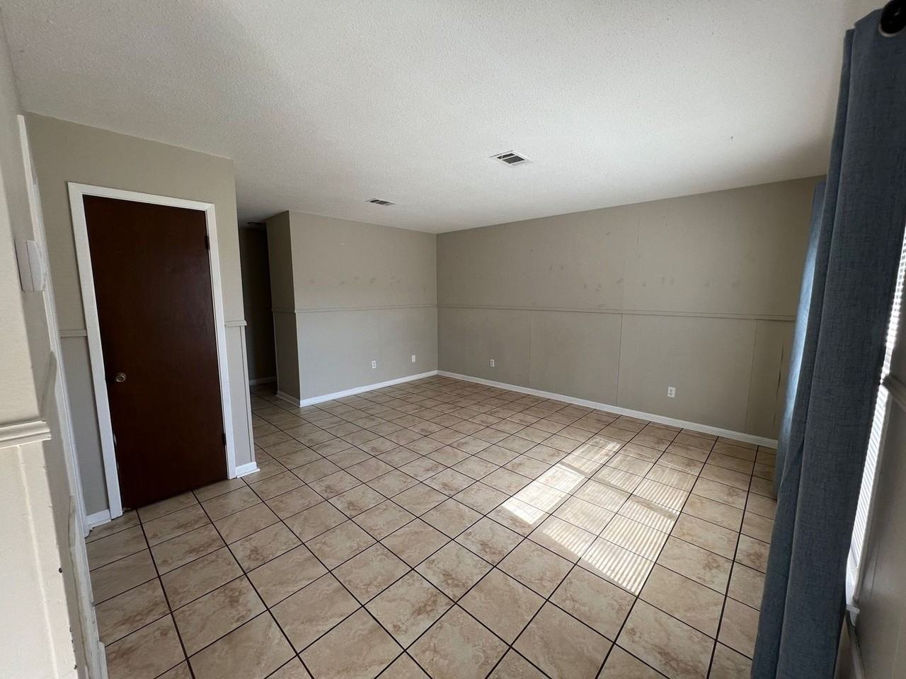 3402 Green Briar Ct Apt B - Photo 2 of 9