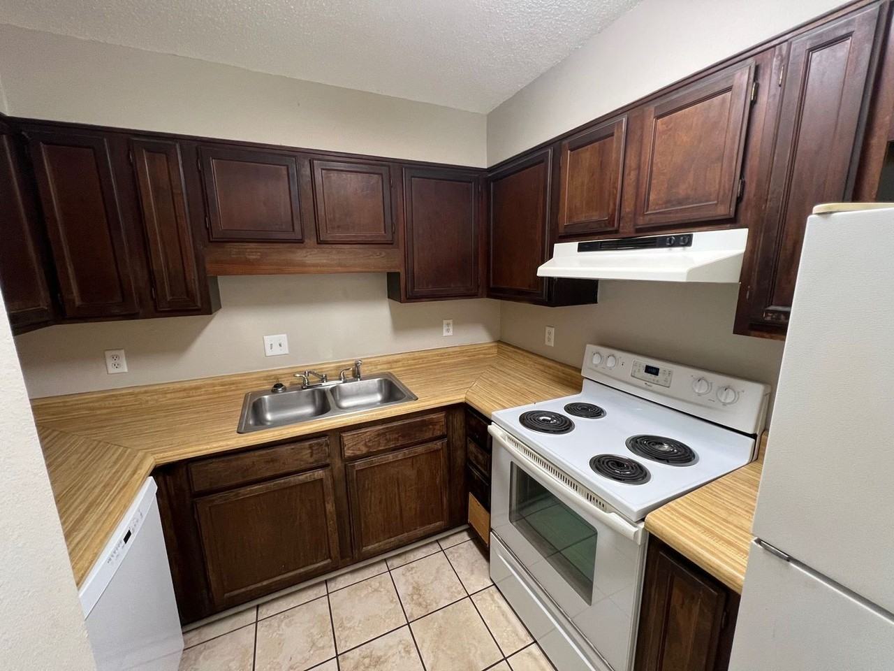 3402 Green Briar Ct Apt B - Photo 4 of 9