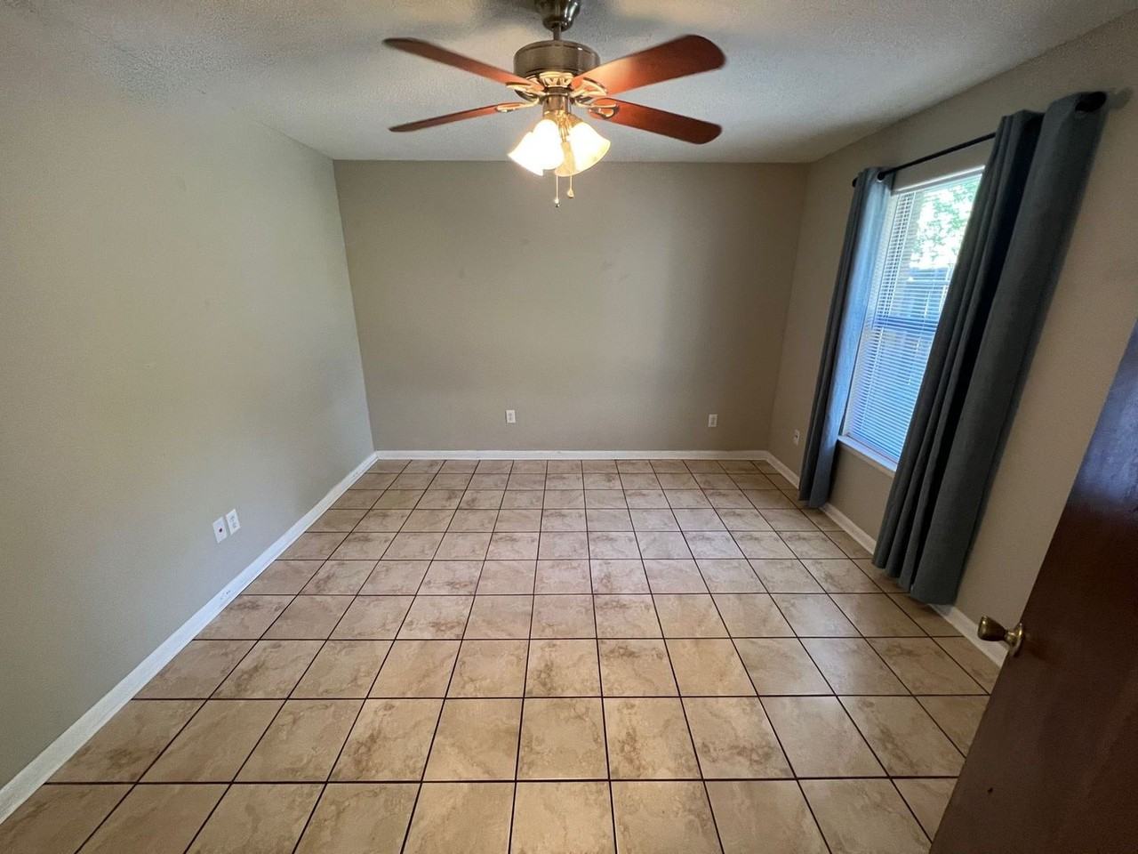 3402 Green Briar Ct Apt B - Photo 5 of 9