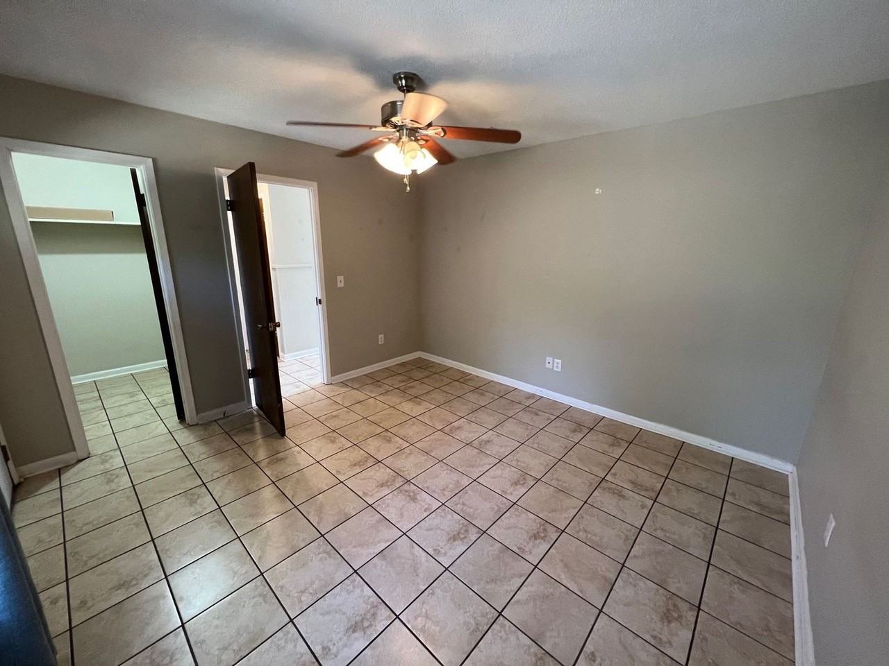 3402 Green Briar Ct Apt B - Photo 6 of 9