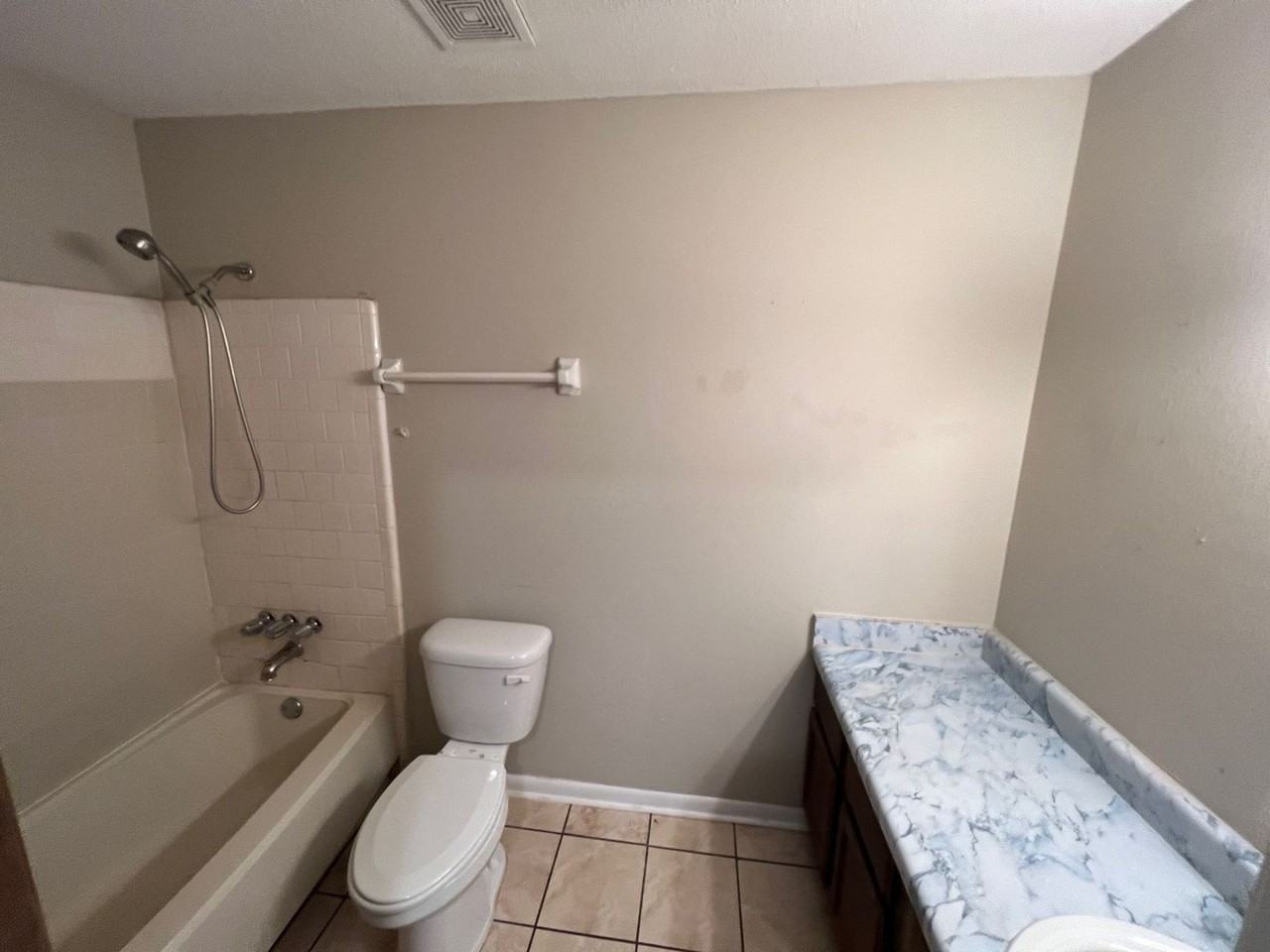 3402 Green Briar Ct Apt B - Photo 7 of 9